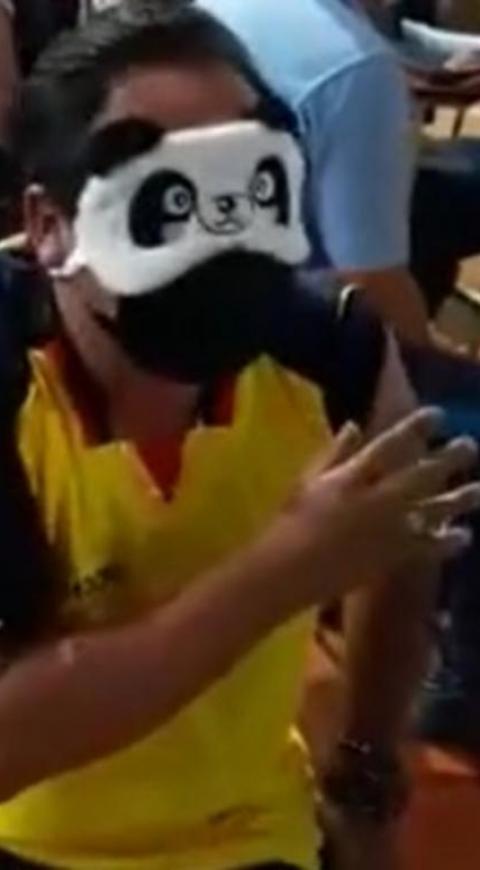 Joven con antifaz de panda