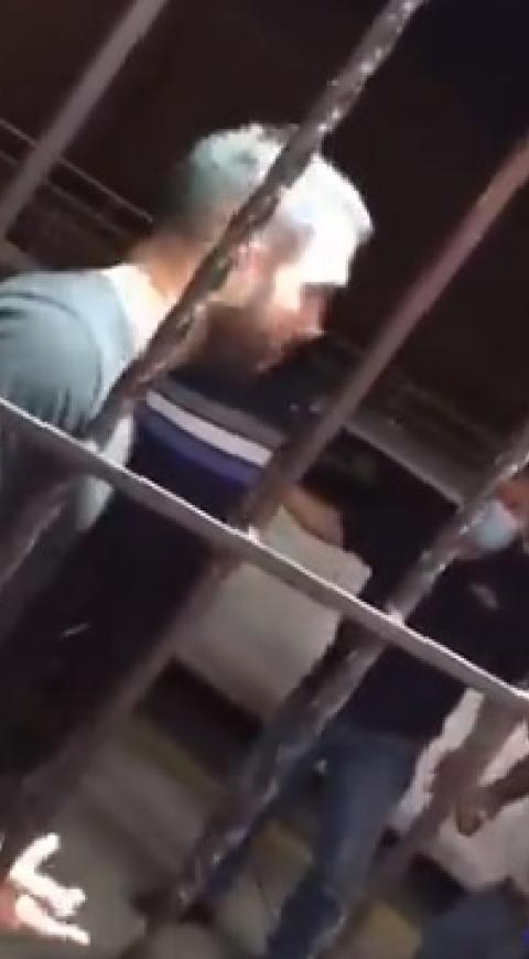 Noquea al acosador de su amiga