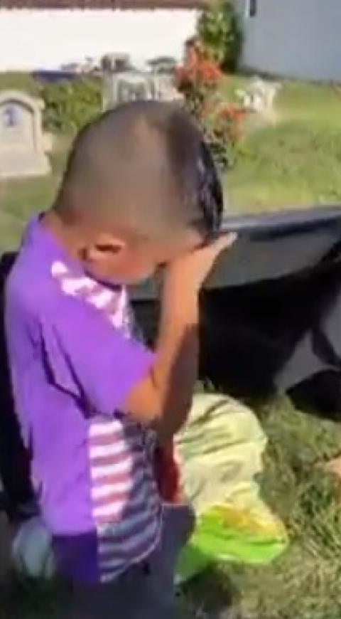 Niño vive en cementerio