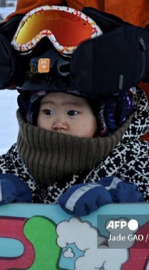 Wang Yuji, la bebé china que hace snowboard