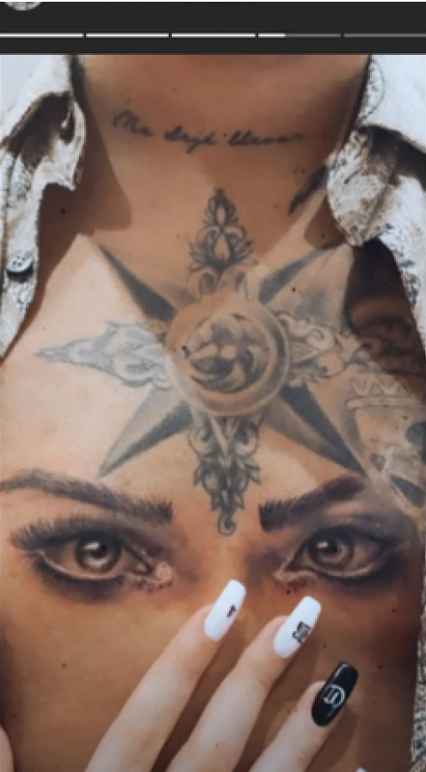 Mirada de Belinda tatuada en el pecho de Nodal