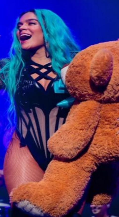 Karol G y el osito dormilón que le regalaron Jean Carlos Centeno y Jorge Celedón