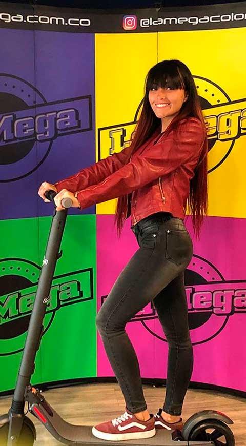 Ganadora de patineta eléctrica con La Mega
