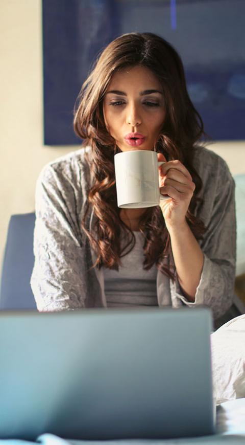 Mujer usa un computador
