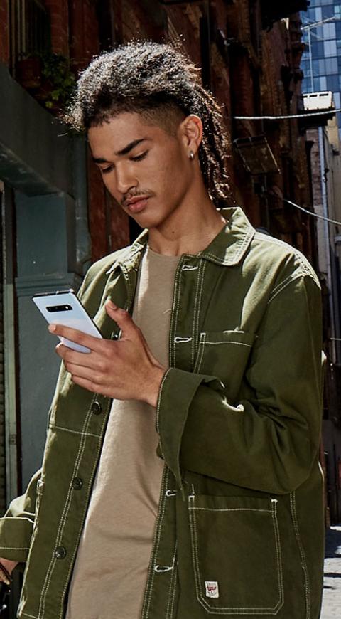 Hombre usando su teléfono