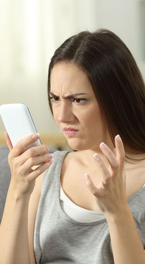 Mujer furiosa con su celular
