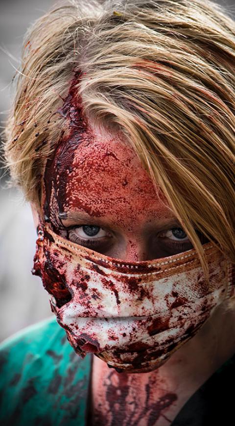 mujer cubierta de sangre