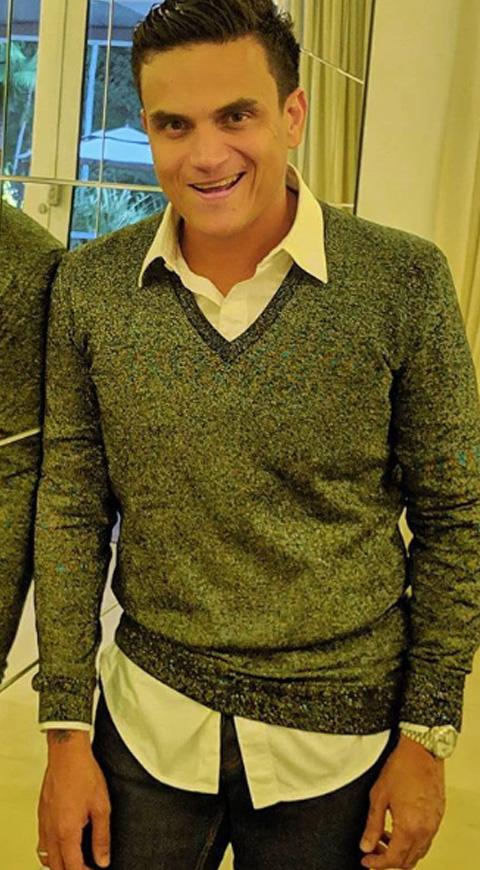 El cantante causó controversia por una fotografía con poca ropa.