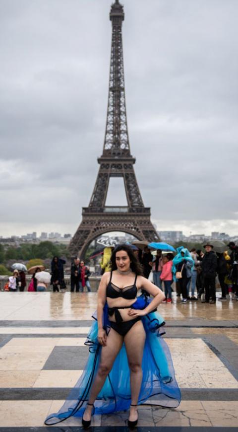 Modelos gorditas desfilaron en la Torre Eiffel con lencería.