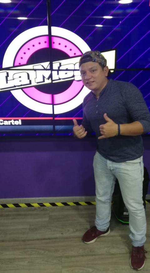 Oyente invitado con huesitos en El Cartel