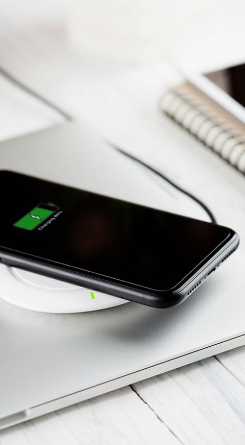 Celular cargando batería