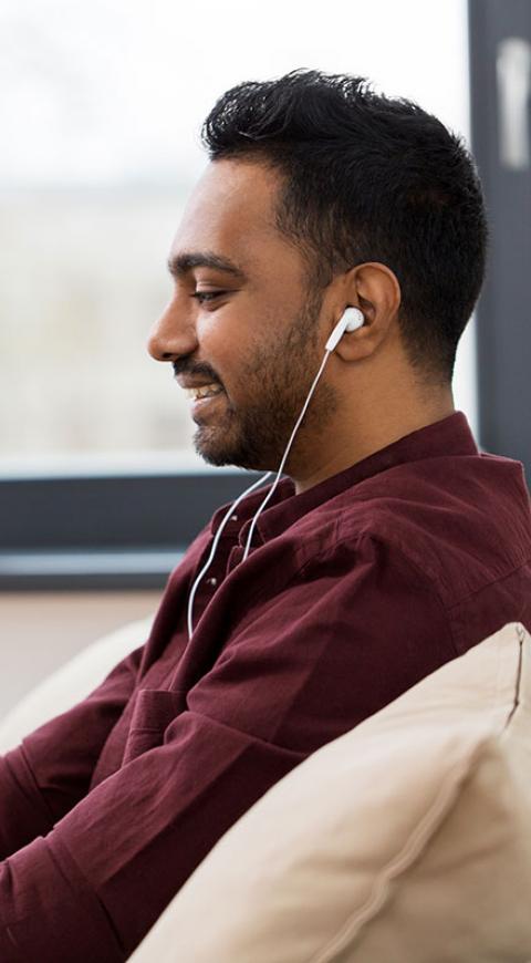 Hombre escuchando música