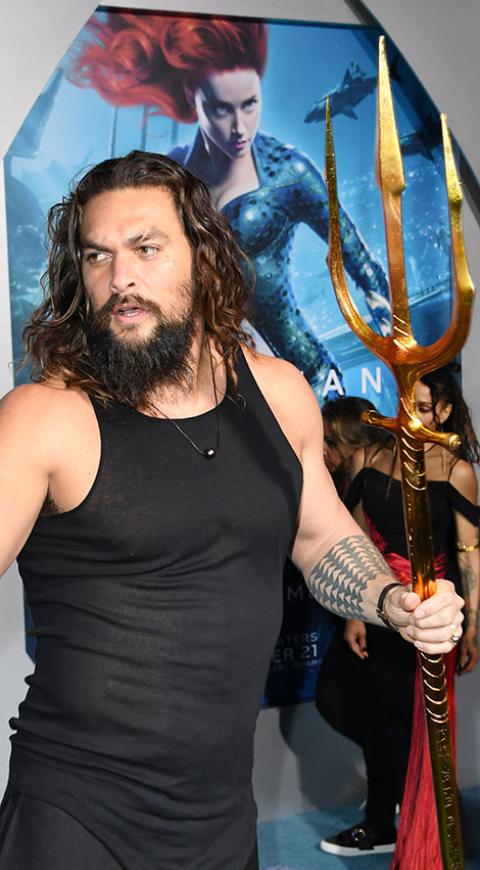 Jason Momoa tiene el tridente de Acuaman