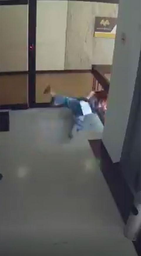 Niña iba a caer de un cuarto piso
