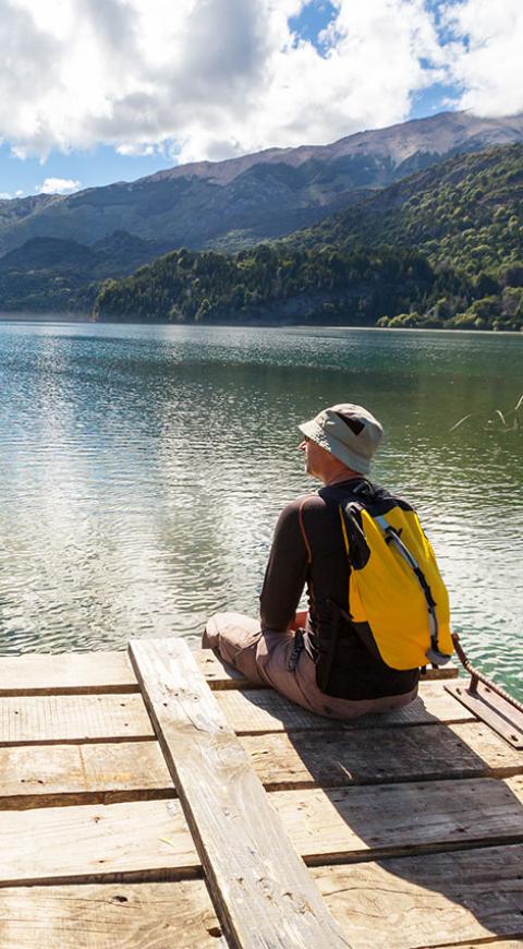 Hombre disfrutando de la naturaleza
