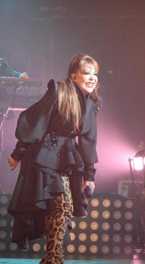 Alejandra Guzmán llora en pleno concierto al recordar a su hija