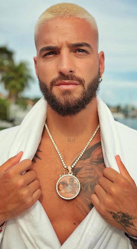 Maluma presume su cuerpo en las redes