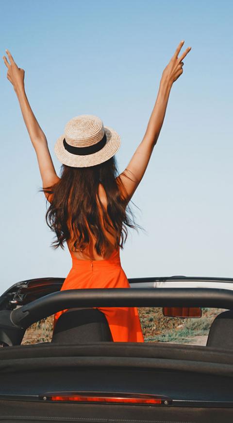 Mujer viaja en un carro