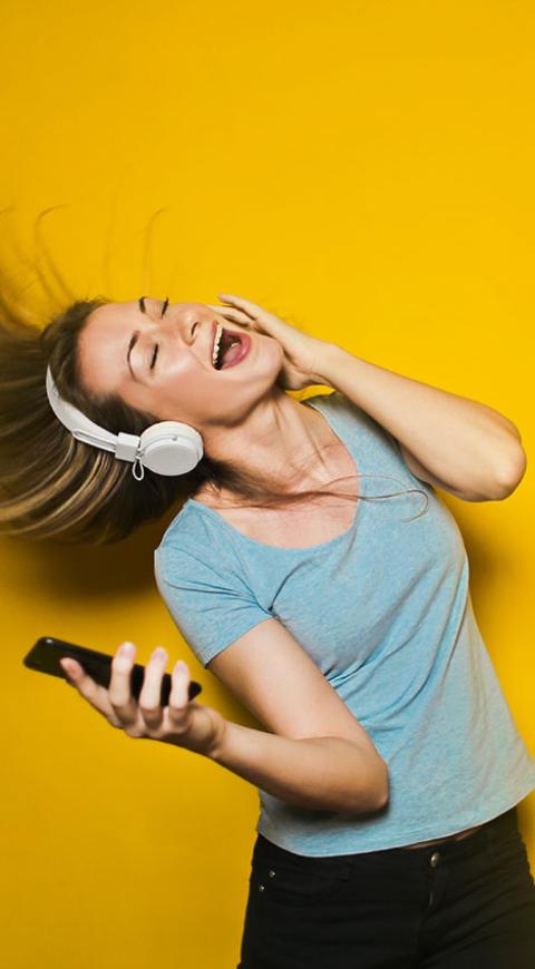 Mujer escuchando música
