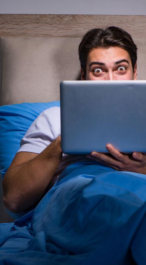 Hombre viendo videos