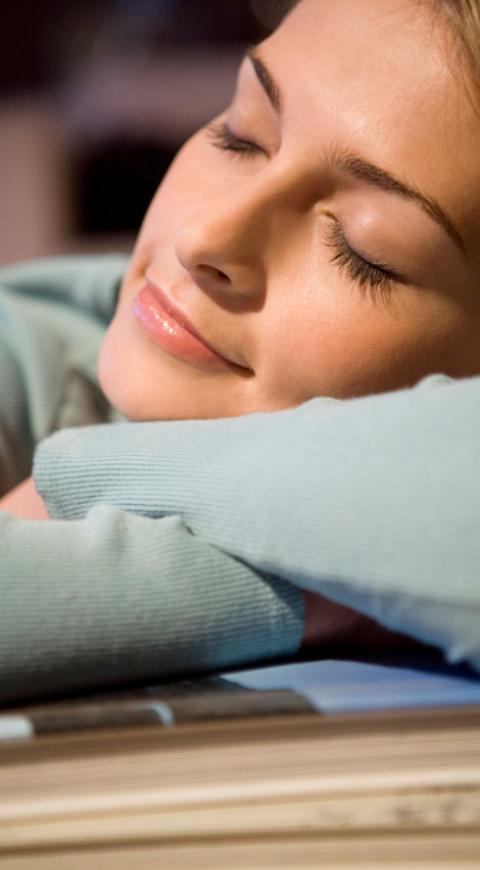 Mujer tomando una siesta