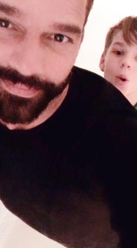 Ricky Martin y uno de sus hijos