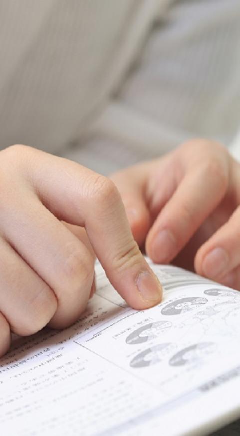 Niño estudiando