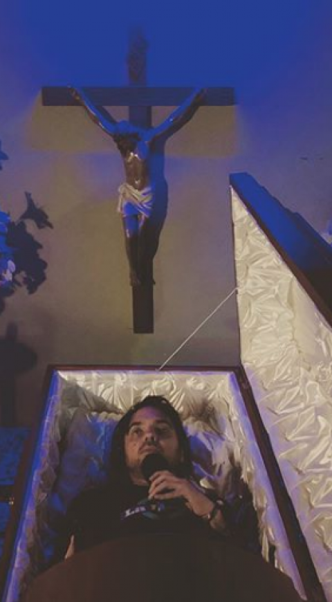 Noche de Halloween desde una funeraria con El Cartel Paranormal