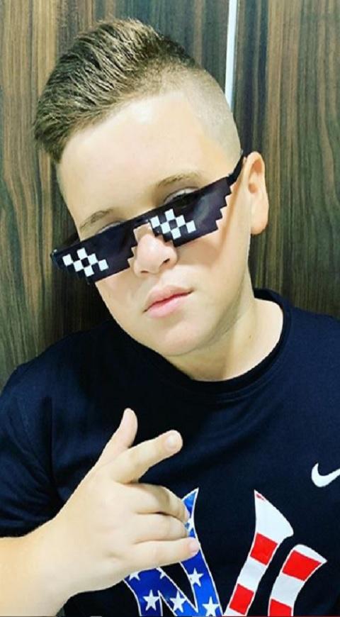 Niño detrás del 'Nunca fit, siempre fat'