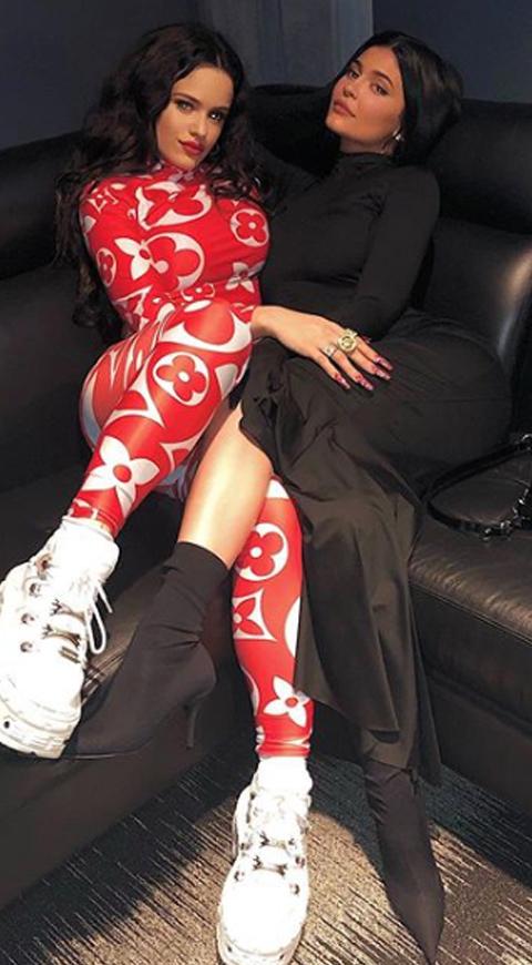 Rosalía y Kylie Jenner juegan a estar comprometidas
