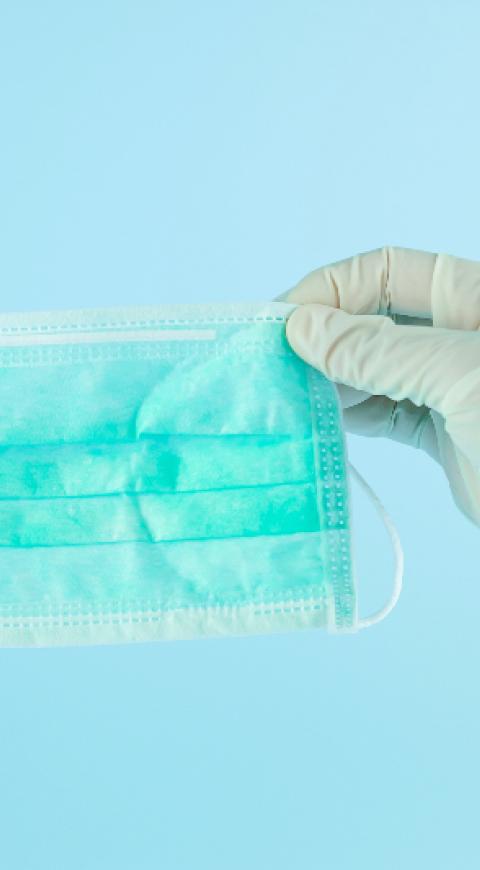 Tapabocas y guantes