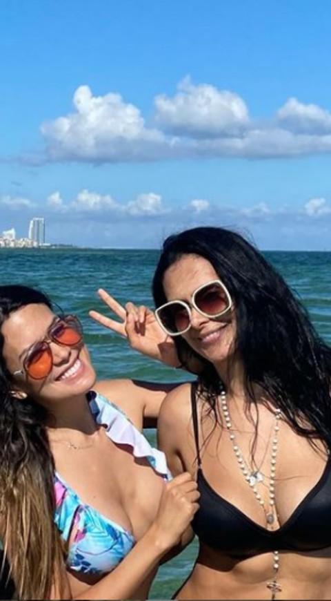 Marcela Posada junto a su hija
