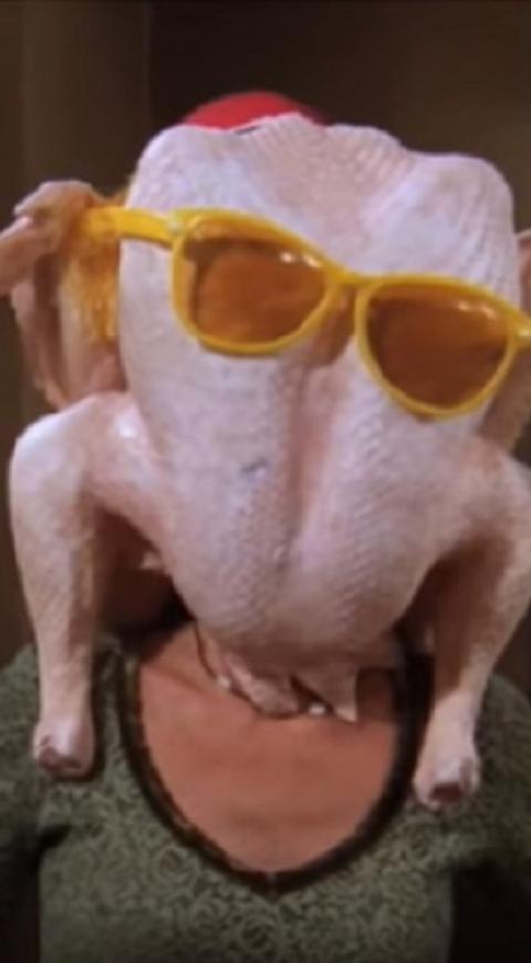 Courteney Cox recrea la famosa escena del pavo en la cabeza