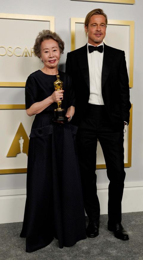 Yuh-Jung y Brad Pitt