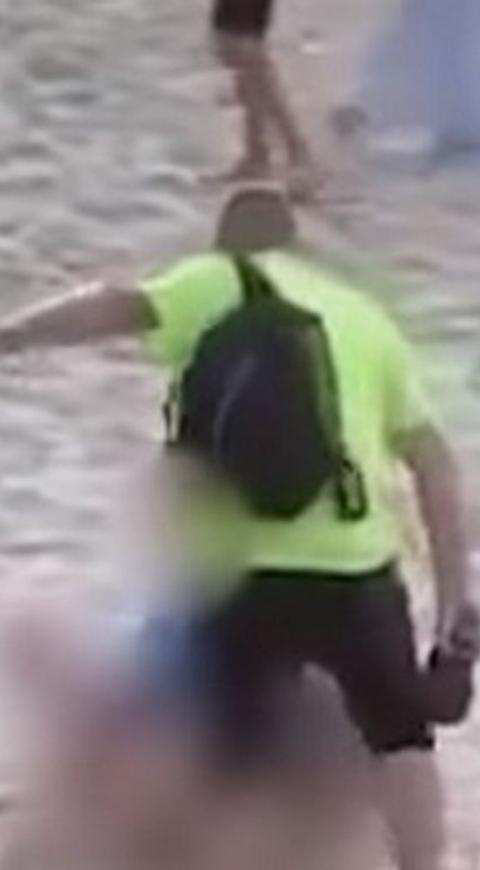 Hombre le pega a pareja que tenía sexo en la playa