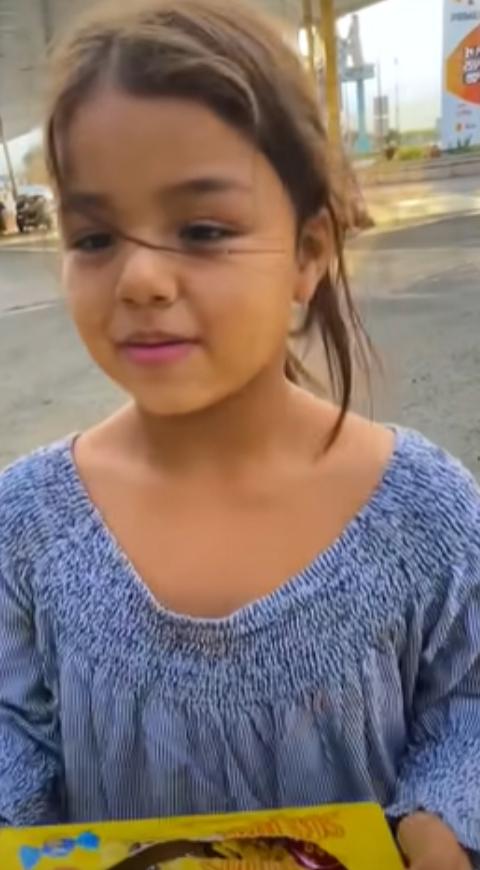 Niña vende dulces y habla 4 idiomas .