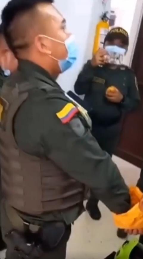 Policía festeja por no trabajar en Navidad