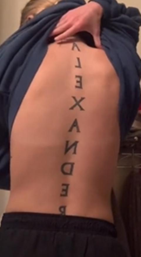 Se tatuó el nombre de su novio y terminaron