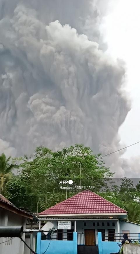 Cenizas del volcán Semeru en Indonesia