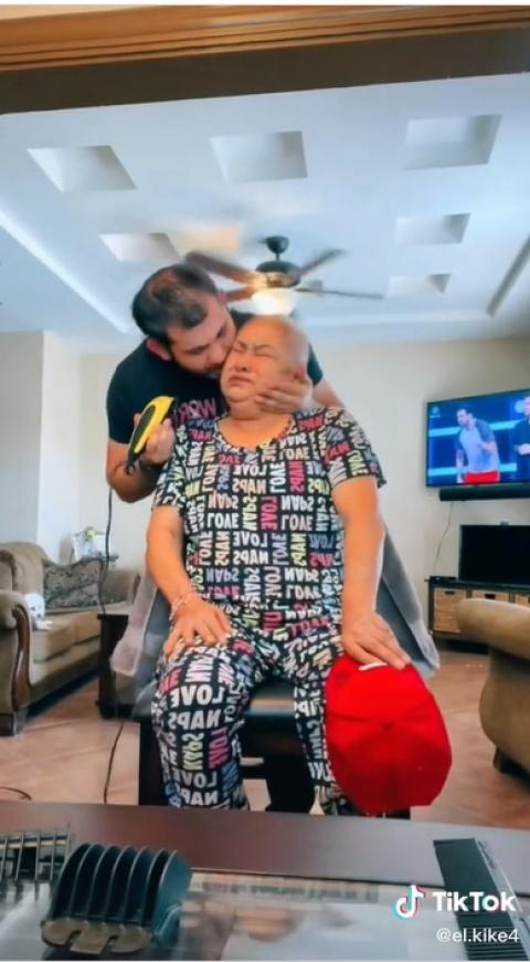 Joven se rapó por solidaridad con su madre que padece cáncer