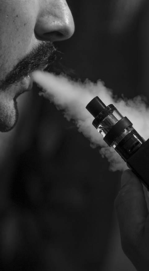 hombre vapeando
