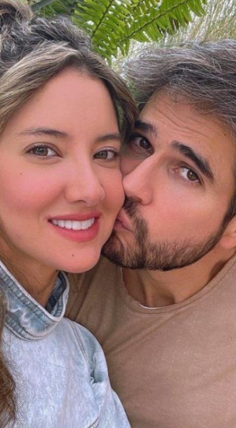 Daniella Álvarez y Daniel Arenas Novio de Daniella Álvarez le ayuda a ajustar su prótesis