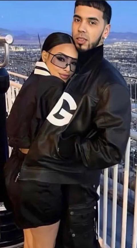 El divertido juego de Anuel y Yailin en redes sociales Anuel y Yailin en un mirador