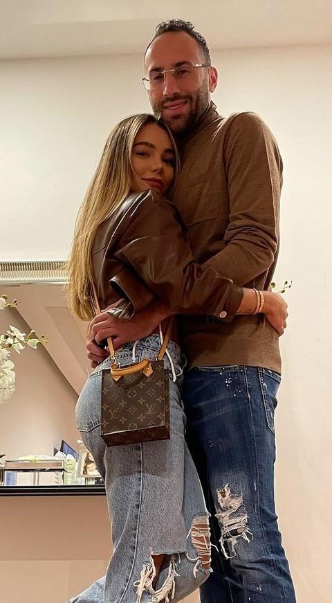 En un corto video David Ospina habló sobre su relación matrimonial David Ospina y su esposa abrazados