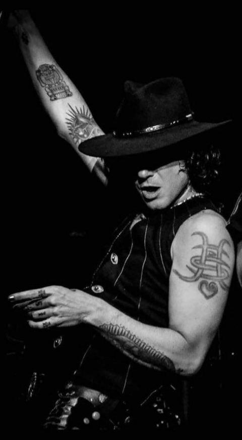 Enrique Bunbury se retira de la música Enrique Bunbury alzando los brazos