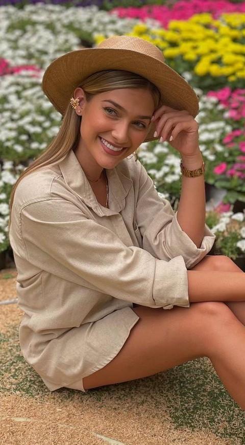 En julio será la coronación de Miss Universe de Mafe Aristizábal Mafe Aristizábal posando entre flores