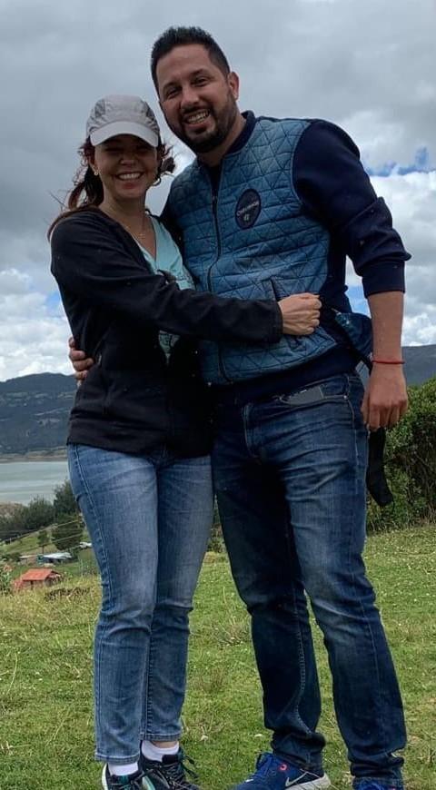 ¡La boda del año!, Natasha Klauss se casa con Daniel Gómez Natasha Klauss y su esposo posando al aire libre