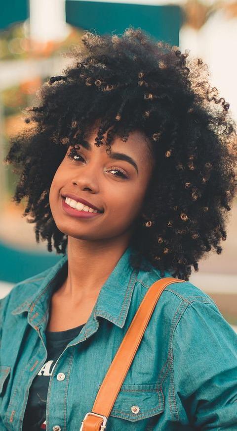 aumentar la serotonina Chica sonriendo