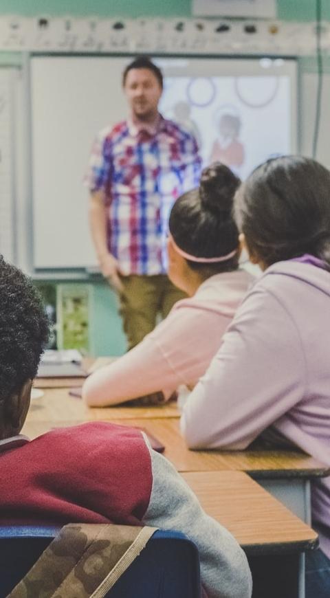 Día del profesor profesor dando clase