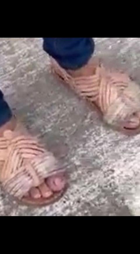 Niño en chanclas tras burlarse de un compañero Niño en chanclas tras burlarse de un compañero